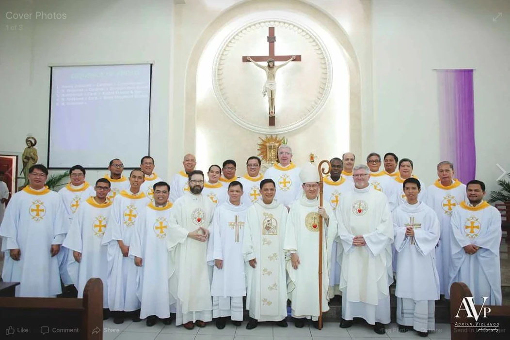 A comunidade eudista das Filipinas reunida em uma igreja