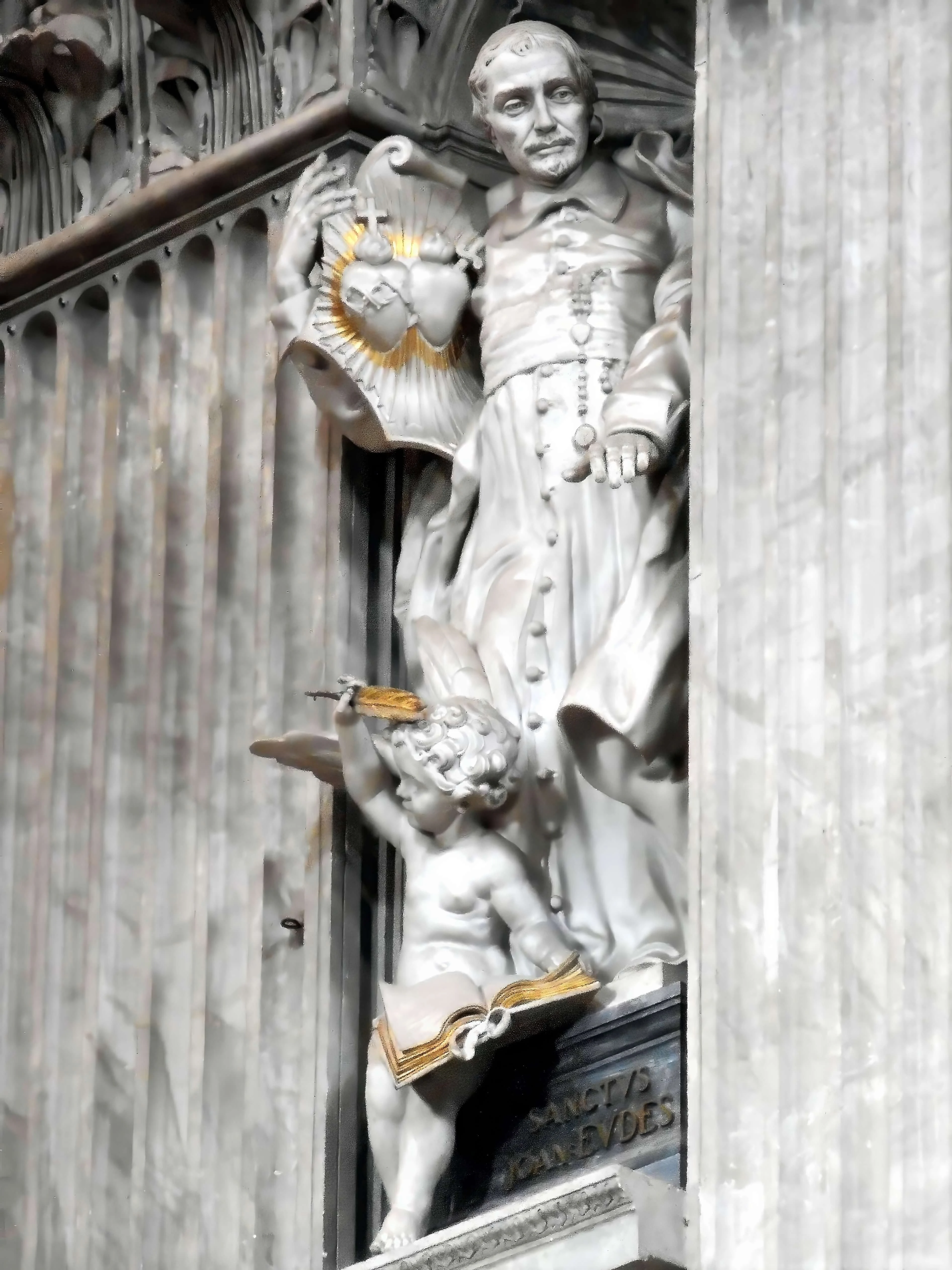 Estátua de São João Eudes com os Corações de Jesus e de Maria